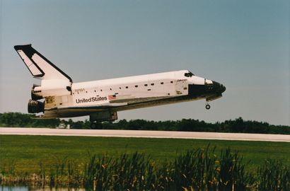 null Nasa. A perfect view of the landing of the Space Shuttle Columbia (Mission STS-90)...
