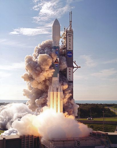 null NASA. Exceptional view of the liftoff of the American rocket DELTA II from Cape...