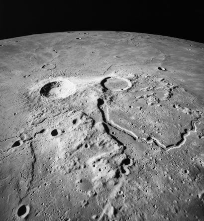 null NASA. Grand Format. Impressionnante vue du cratère lunaire "Aristarchus" par...
