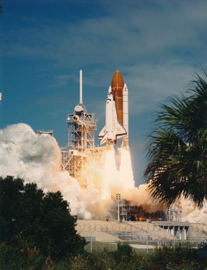 null Nasa. La navette spatiale Discovery (Mission STS-26) et son équipage de 5 membres...