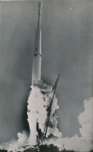  Nasa. Takeoff of a THOR rocket carrying a weather satellite. 1960.period silver...