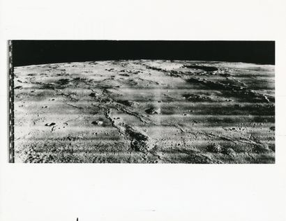  Nasa. Lunar Orbiter. Photographie oblique réalisée par la sonde spatiale Lunar Orbiter...