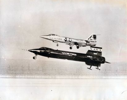  Nasa. Rare. La photographie de l'avion-fusée expérimental X15 piloté par Joe Walker,...