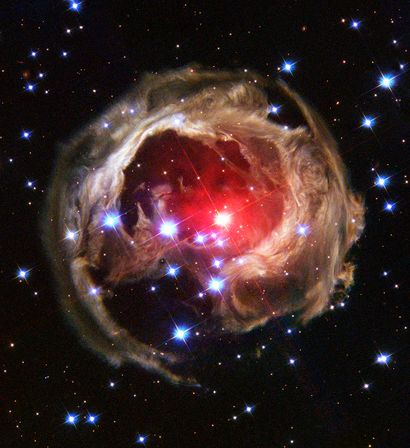 null NASA. Etoile V838 "Monocerotis" observée par le télescope Hubble le 4 mars 2004....