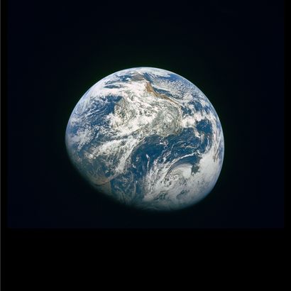  NASA. GRAND FORMAT. Rare. La 1ère photographie de la Terre dans son entièreté réalisée...