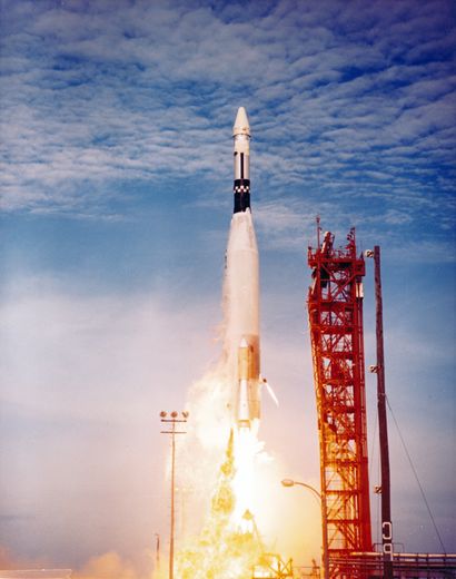  Nasa. Bean lancement de la fusée ATLAS-AGENA dont le module va être rejoint par...