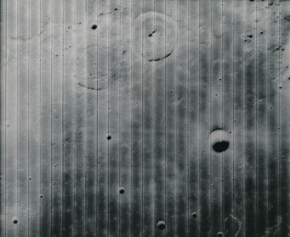  Nasa. Panoramique zénital du sol lunaire réalisé par la sonde LUNAR ORBITER. Destiné...