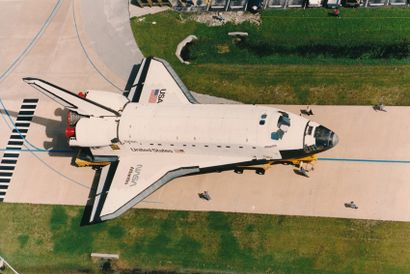 null Nasa. A rare view of Space Shuttle Atlantis (Mission STS-86) en route to the...