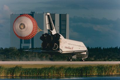 null NASA. Perfect deployment of the braking parachute of the space shuttle ATLANTIS...