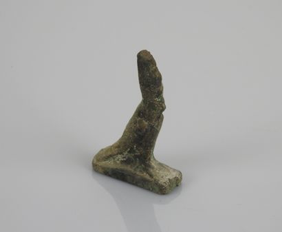 null Dieu Faucon Horus en bronze style Basse Epoque.

H :7,5cm.