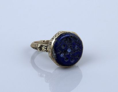 null Important ring with an intaglio of a horse

Silver low title Finger size 59

Bedouin...