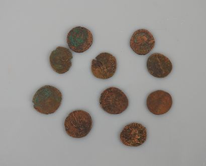 null Dix monnaies en bronze.Empire romain.