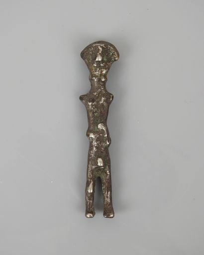null Anatolian silver male idol.Bronze Age ca. 2000 B.C.

H :9cm. 

Prov :Parisian...
