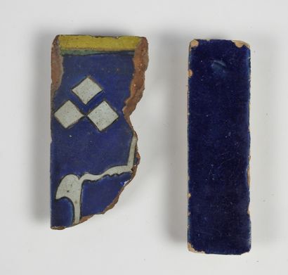 null Two fragments of safavid ceramic tiles.18th century. 16x4,5cm.13,5x6,5cm.