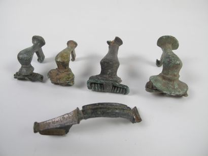 Cinq fibules romaines en bronze. L 6 à 3cm....