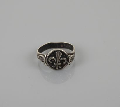 null Ring decorated with a leaf of lily.Haute Epoque.

Silver.