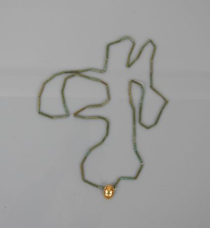 null Collier de fritte de Basse Epoque.L :env 43cm.Et un scarabée métal doré.L :...