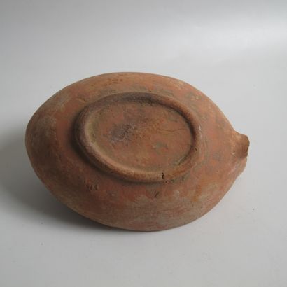 null Oil lamp decorated with a mask of Isis. Terracotta. L 12cm. As is (handle missing)....