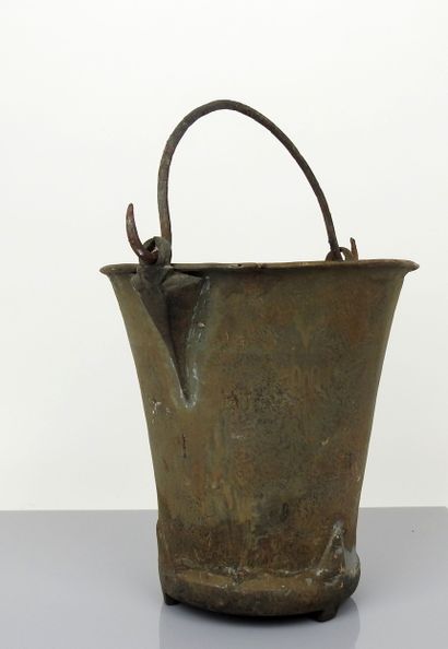null Situla (water-carrying vase) of the Vaengegaard type, with mobile handle, resting...