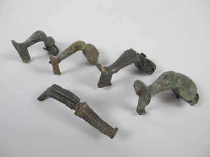 null Five roman fibulas in bronze. L 6 to 3cm. Four fibulae of the knee type, used...