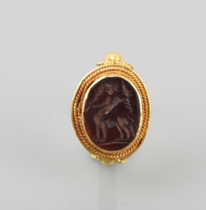 null Gold ring set with an intaglio in agate Centaur.Greco-Roman art.D :2,5cm.

Anc...