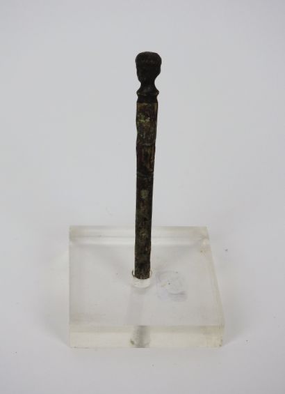 null Stylus ending with a young man's head, Roman period, bronze, 9,5cm.

Missing...
