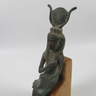 null Statuette de la déesse Isis lactans. Bronze à patine verte. L 19 cm Style Basse...