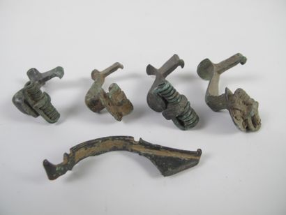 null Cinq fibules romaines en bronze. L 6 à 3cm. Quatre fibules de type genou, utilisées...