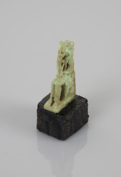 null Fine amulet of the Goddess Sekhmet sitting.

Misses.H :4cm.Low Period. 

Anc...