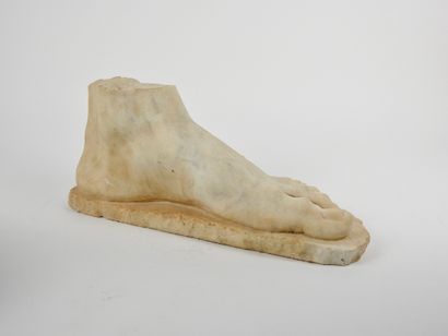 null Foot of a colossal statue.

Roman style marble. 35 cm approx.