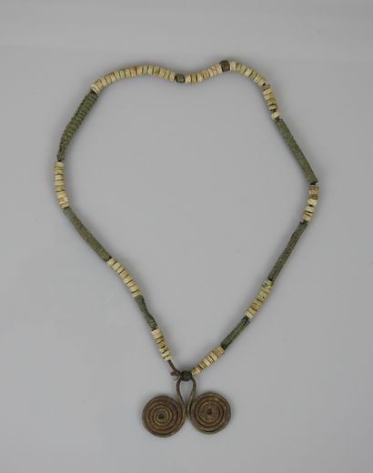 null Grand collier celte de l’Age du Fer.Vers le Vème s av J.C. avec perle en coquillage...