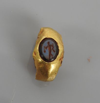 null Antique gold ring set with a nicolo intaglio engraved with an ephebe, probably...