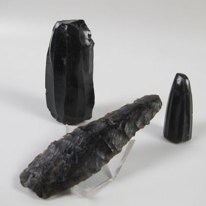 null Pointe foliacée et deux nucléi coniques en obsidienne. L 8.5cm. L 7 et 4 cm....