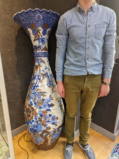 null 
Grand vase tulipiforme à décor imari.Japon.XIXès.




H : env 150 cm.
