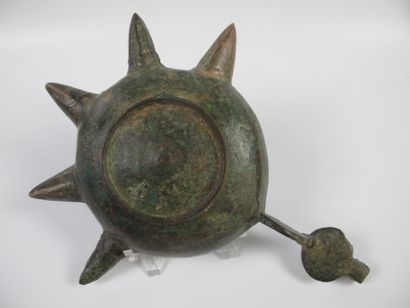 null Lampe à huile en bronze à cinq becs. L 21cm. Art Byzantin. 500 - 700 ap. J....