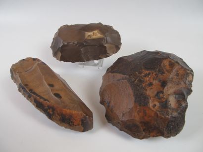 null Three predynastic tools. Flint with chocolate patina. L 10.5 to 9cm. Axe, back...