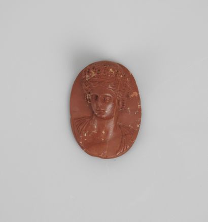 null Cameo decorated with a female bust.Jasper.L: 4 cm.Veins in the stone and small...