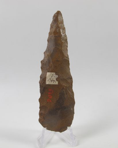 null Large predynastic foliated point. Beige flint. L 10.7cm. Old Egyptian label...