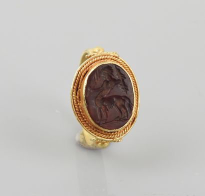 null Bague or ornée d’une intaille en agate Centaure.Art grécoromain.D :2,5cm.

Anc...