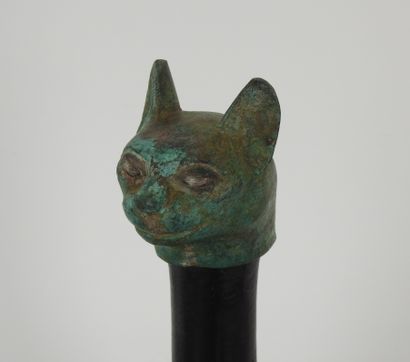 null Head of cat in bronze with eyes inlaid with silver.8cm high. 

Prov Parisian...