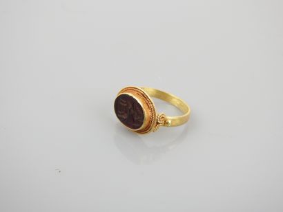 null Gold ring set with an intaglio in agate Centaur.Greco-Roman art.D :2,5cm.

Anc...
