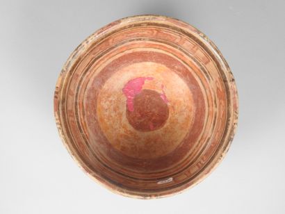 null Maya cup.circa X-XIIès.Polychrome ceramic.

A priest offering to an animal.interior...