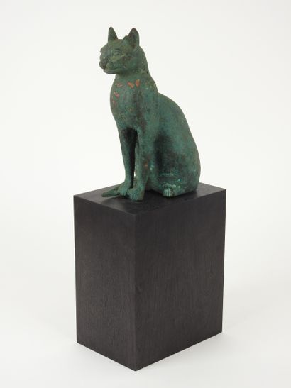 null Cat.bronze.saite style.

Bronze with patina.

H :27,5cm.