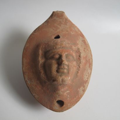 null Lampe à huile ornée d’un masque d’Isis. Terre cuite. L 12cm. En l’état (anse...