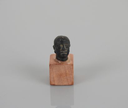 null Roman amulet trophy head, black stone.

H :1,5cm.