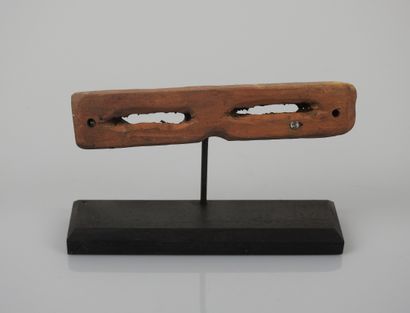 Lunette eskimo.Rare objet en bois sculpté,car...