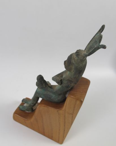 null Statuette of the goddess Isis lactans. Bronze with green patina. L 19 cm Low...