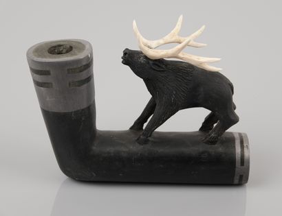 null Stone pipe bowl decorated with a deer antler in bone and inlaid lead.TL 17 cm.

Eastern...