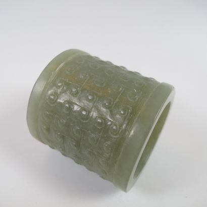 null Jade archer ring. Nephrite celadon. H 4cm. D 4cm. Decorated in relief with Leiwen,...