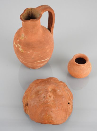 null Three terracottas of ancient style. H :7 to 20cm.